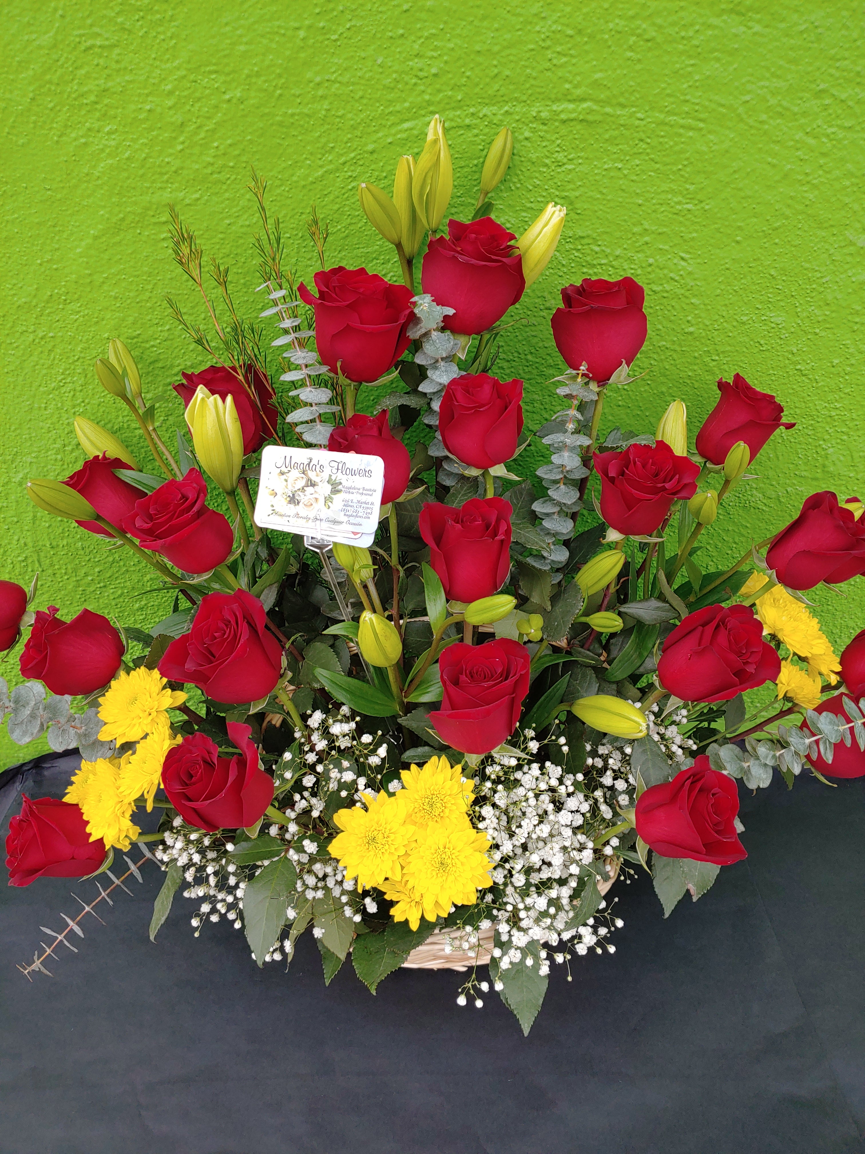 V5 - 24 rosas rojas en una canasta tejida